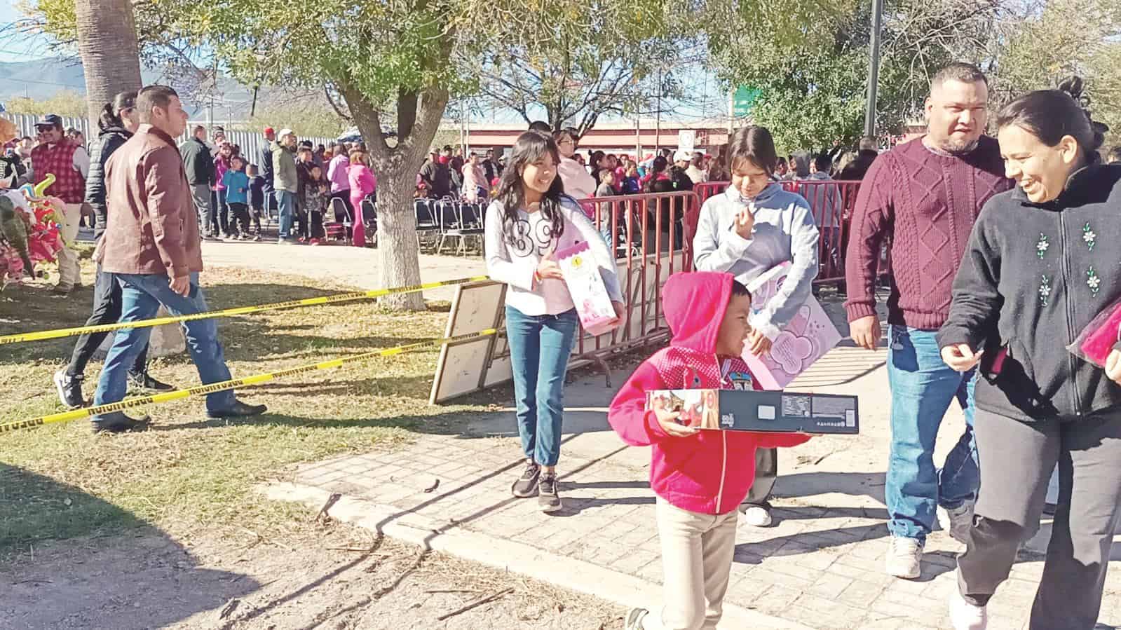 Regalan juguetes a hijos de obreros