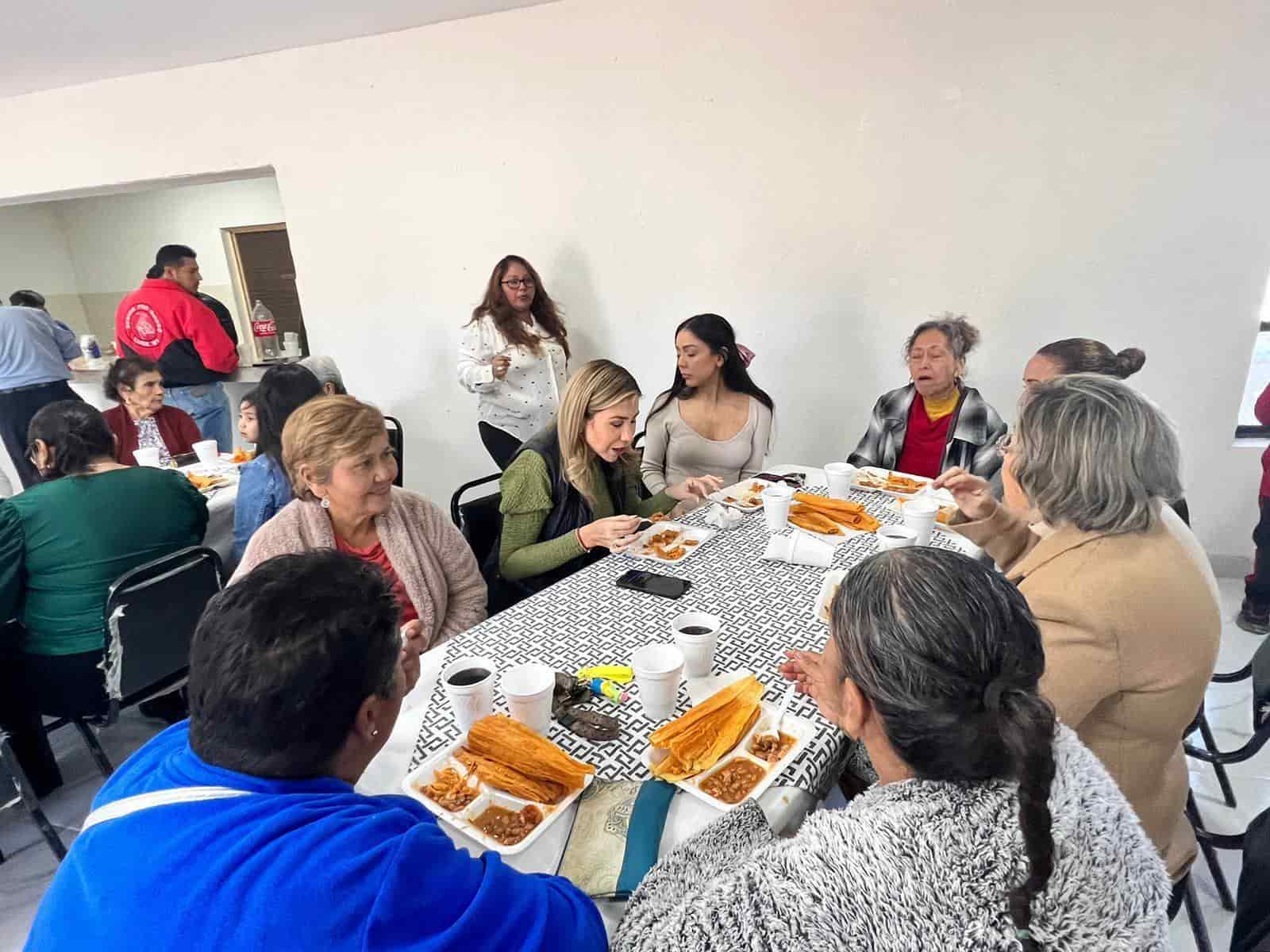 Inaugura Tania 2 casas del abuelo