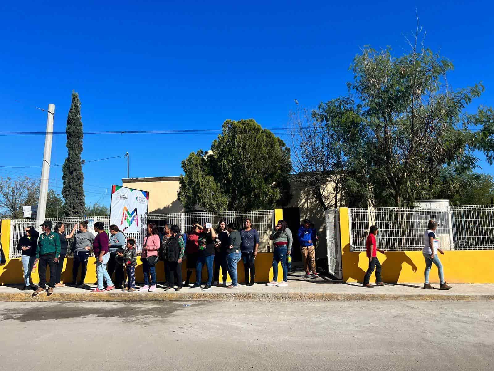 Inaugura Tania 2 casas del abuelo