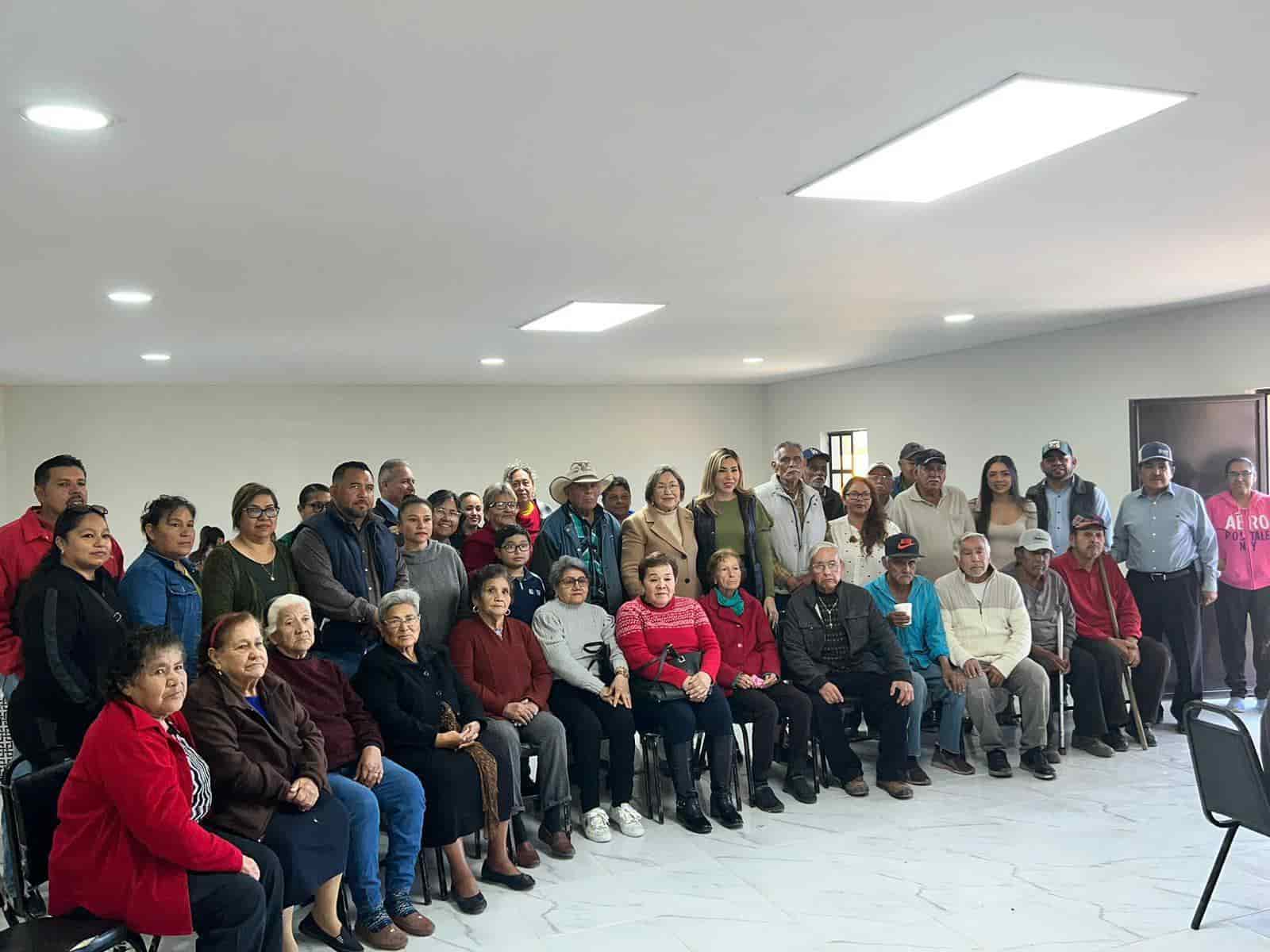 Inaugura Tania 2 casas del abuelo