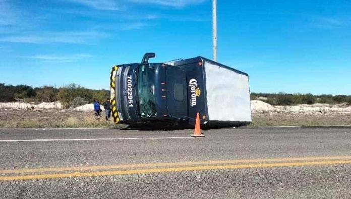 Camión repartidor VUELCA en carretera Allende-Nava tras una PERSECUCIÓN AJENA