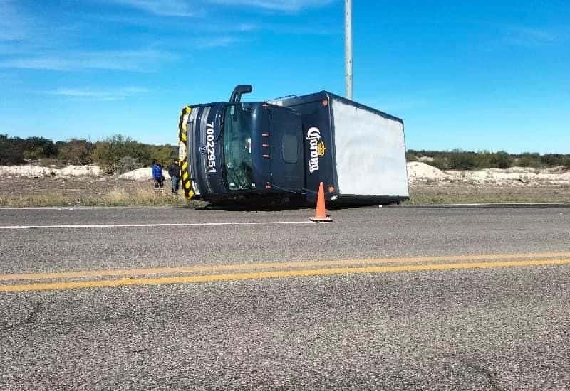 Camión repartidor VUELCA en carretera Allende-Nava tras una PERSECUCIÓN AJENA