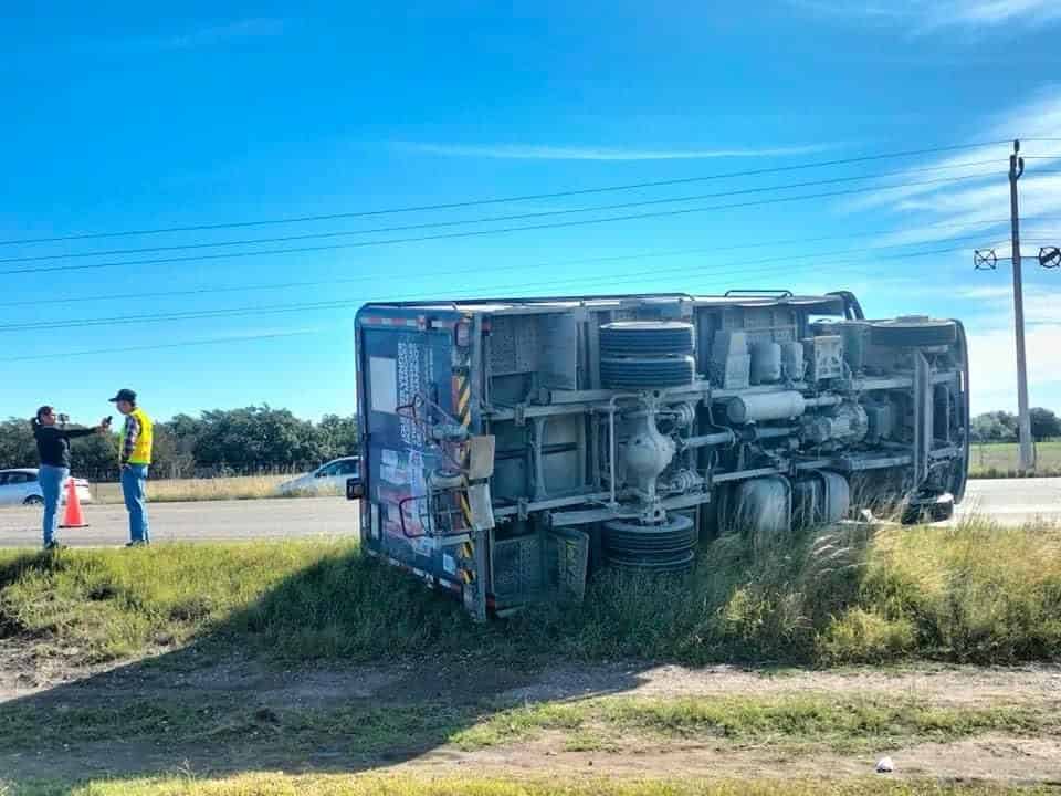 Camión repartidor VUELCA en carretera Allende-Nava tras una PERSECUCIÓN AJENA