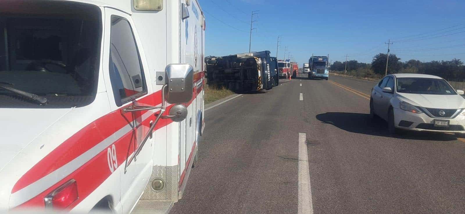 Camión repartidor VUELCA en carretera Allende-Nava tras una PERSECUCIÓN AJENA