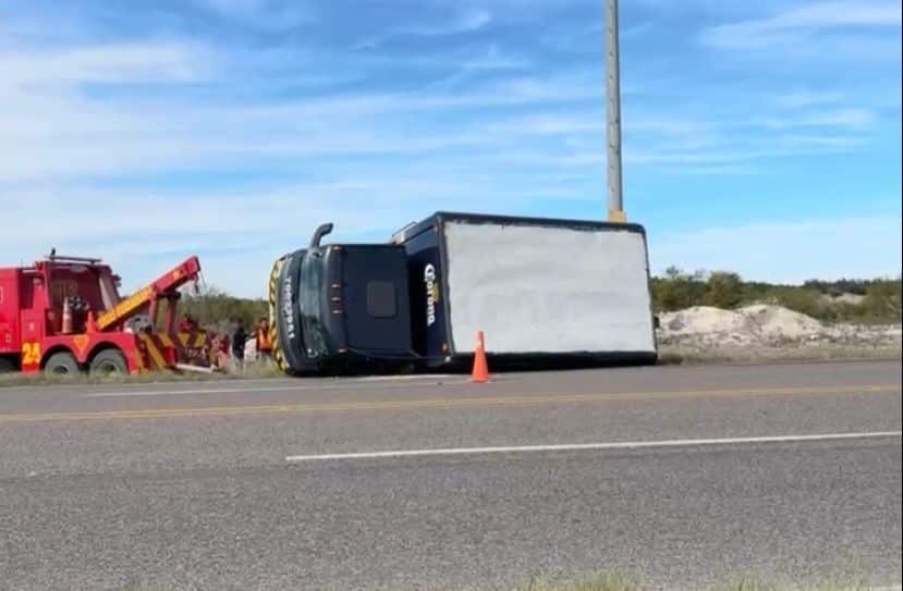 Camión repartidor VUELCA en carretera Allende-Nava tras una PERSECUCIÓN AJENA