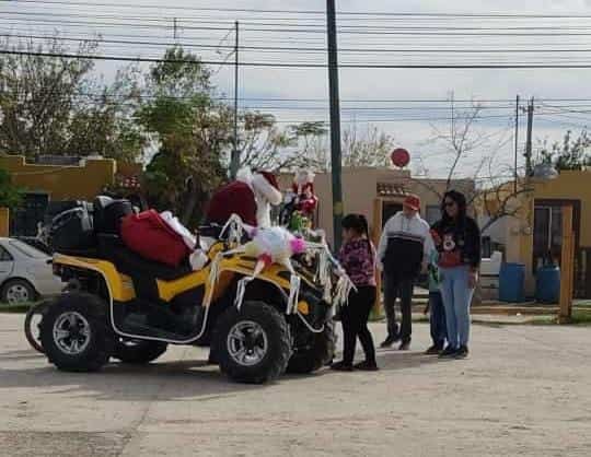 Reparte Santa regalos en la Santo Domingo