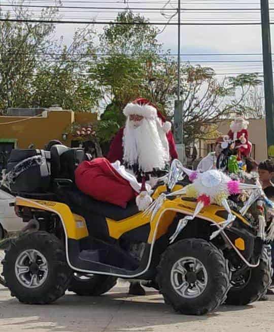 Reparte Santa regalos en la Santo Domingo