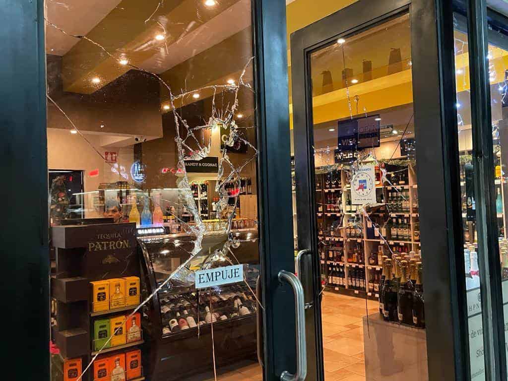 Causa destrozos en tienda de vinos