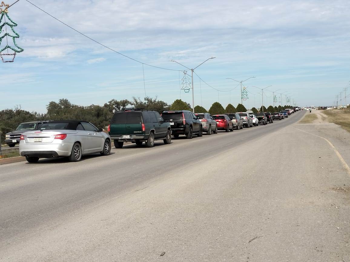 Hasta CINCO HORAS EN EL PUENTE para cruzar a Eagle Pass