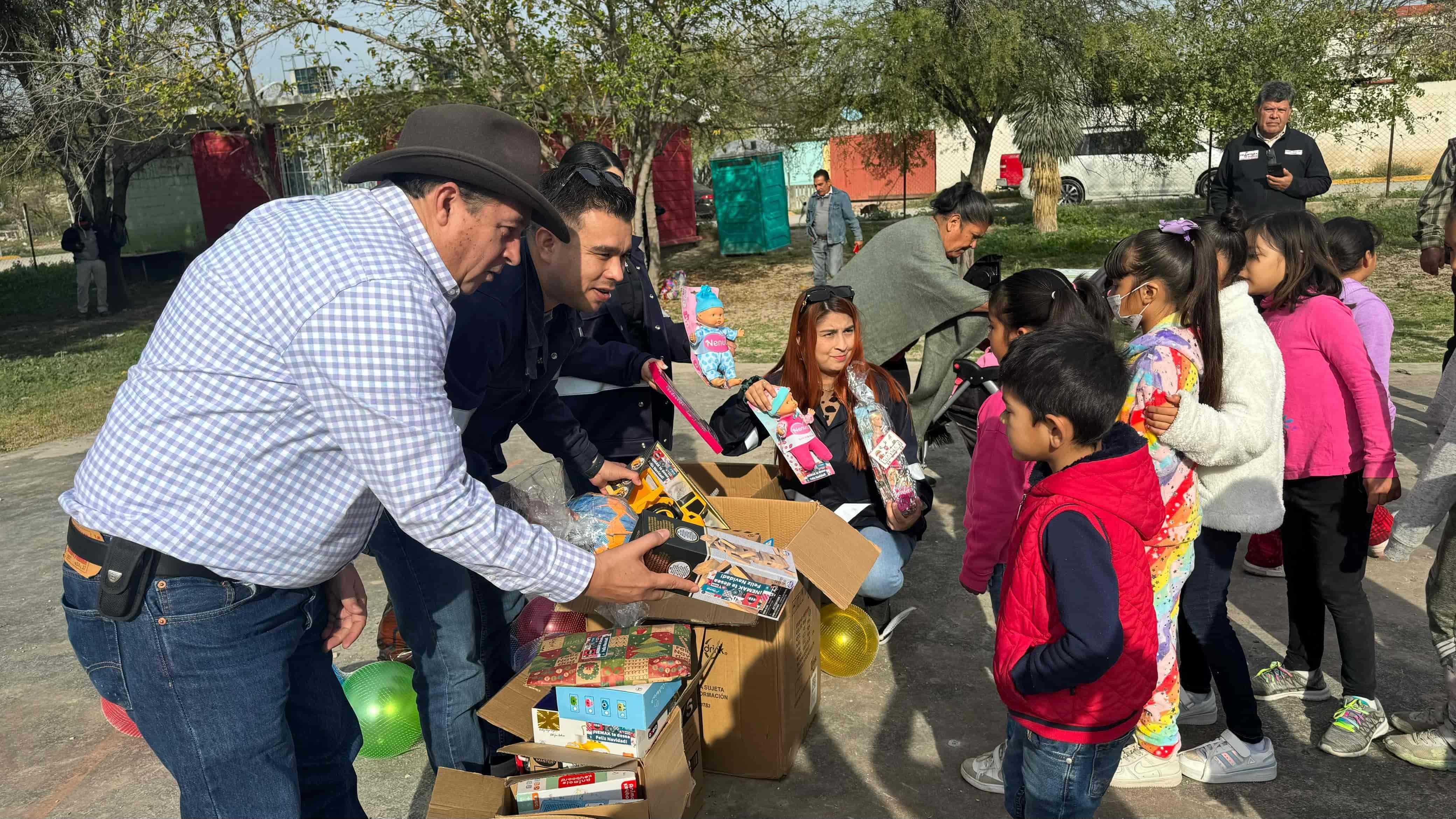 Reparten juguetes en el Ejido Fresnillo