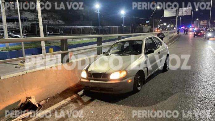 Rebota en puente, lo esquivan y chocan