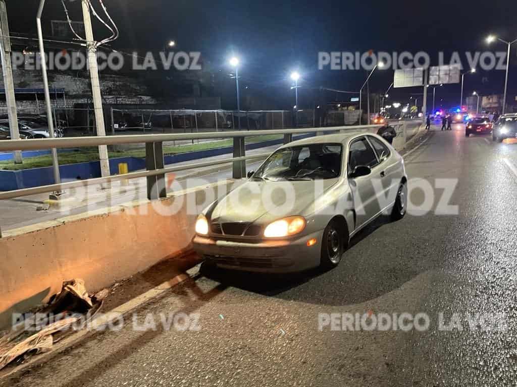 Rebota en puente, lo esquivan y chocan