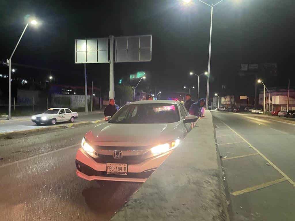 Rebota en puente, lo esquivan y chocan