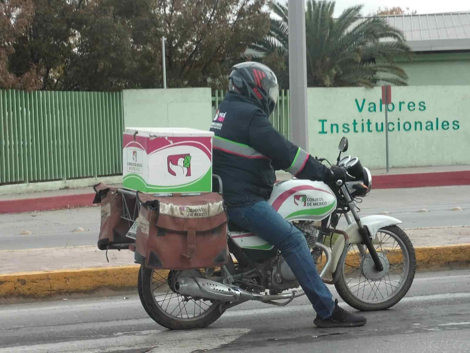 NO HAY QUE OLVIDAR a los carteros tradicionales