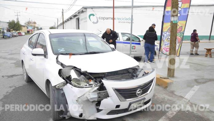 Choca conductora con taxista en peligroso cruce de Frontera