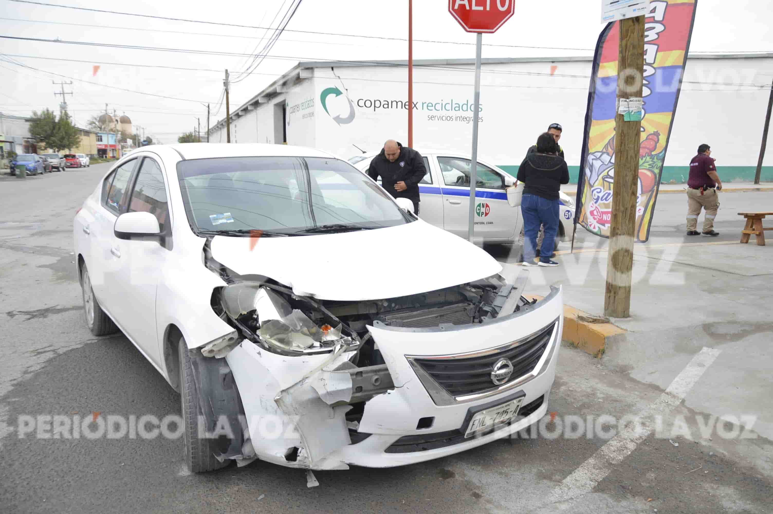 Choca conductora con taxista en peligroso cruce de Frontera