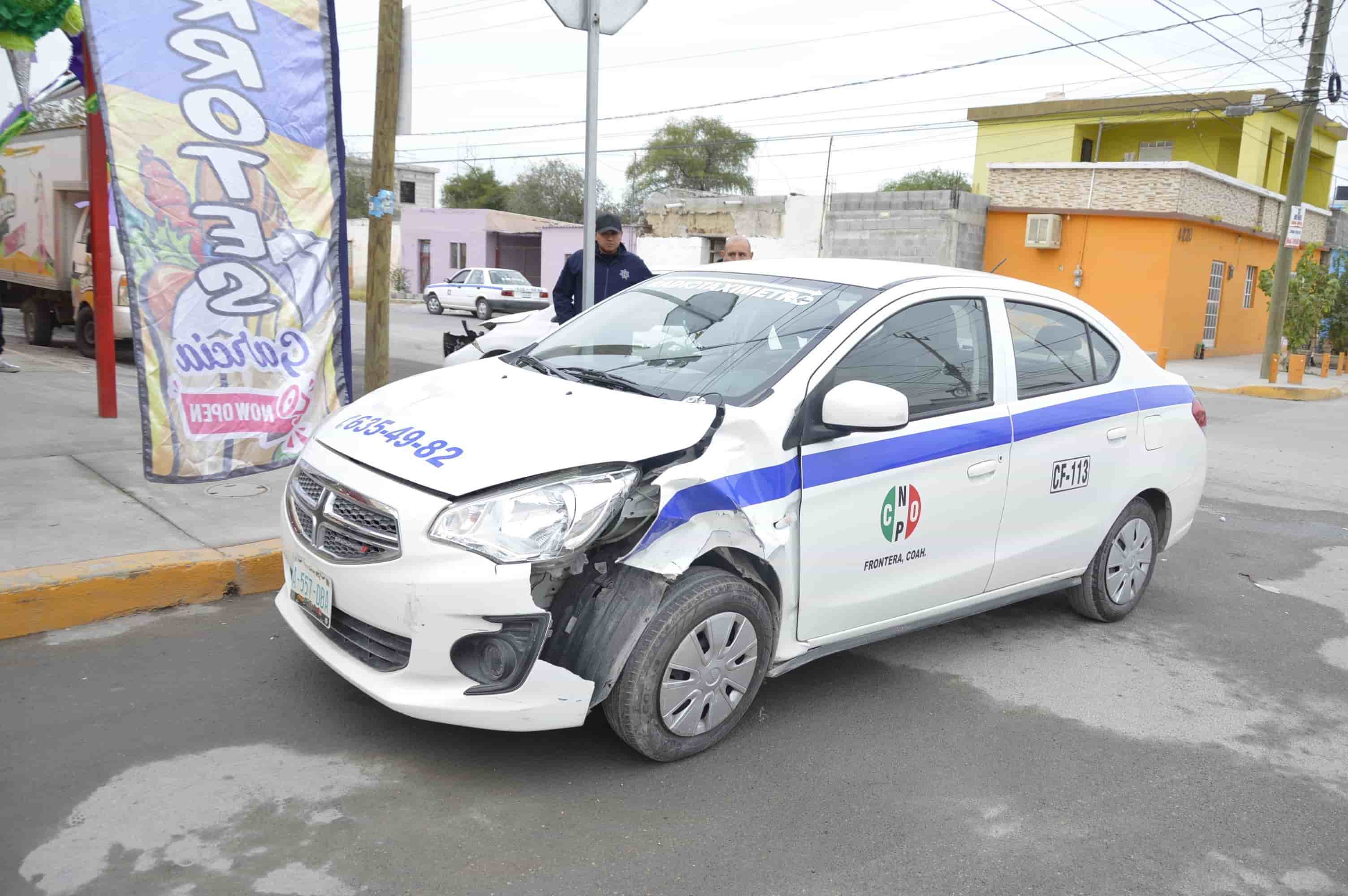 Choca conductora con taxista en peligroso cruce de Frontera