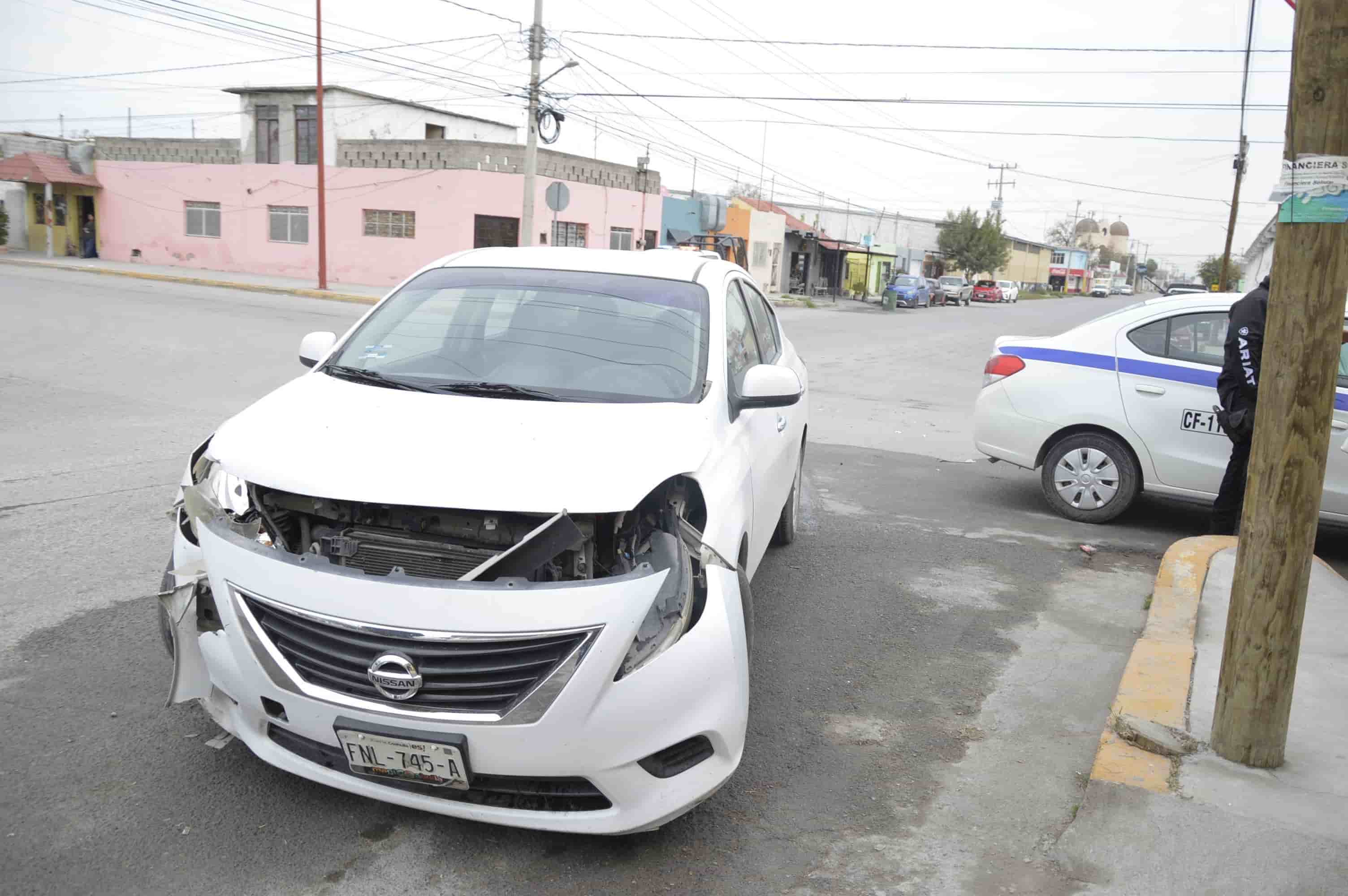 Choca conductora con taxista en peligroso cruce de Frontera