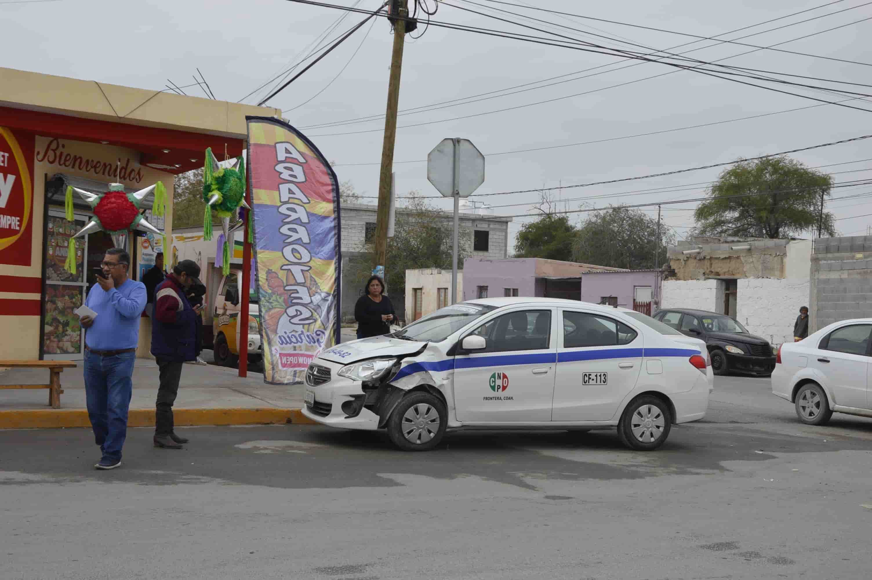 Choca conductora con taxista en peligroso cruce de Frontera