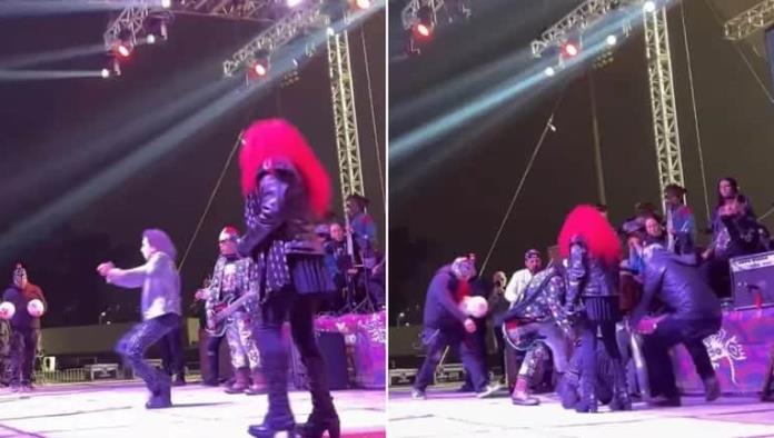 Alex Lora se cae de espaldas durante concierto en Toluca