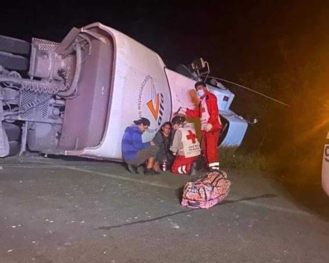 Lesionado matrimonio en volcadura