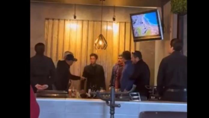 Exsecretario de Chihuahua abofetea al exgobernador Javier Corral en pleno restaurante