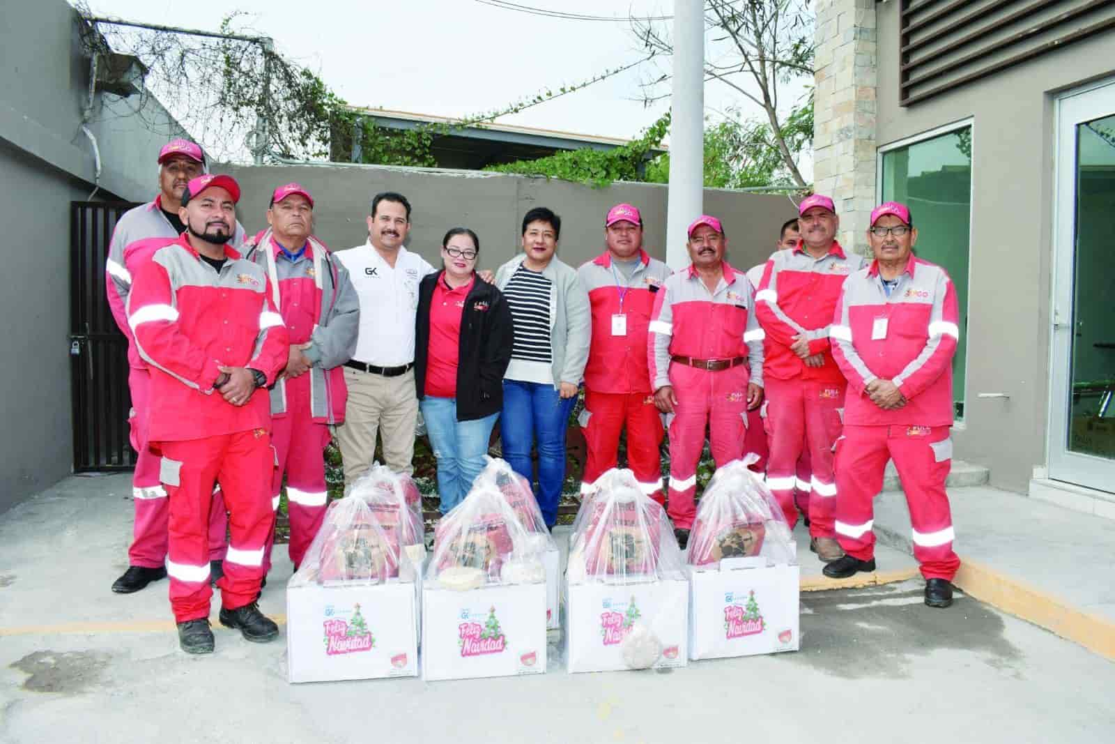 Reciben canastas navideñas trabajadores de Grupo GARKAM