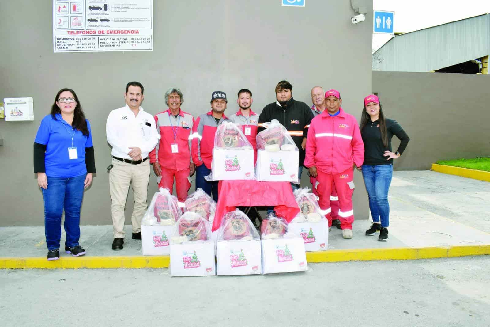 Reciben canastas navideñas trabajadores de Grupo GARKAM