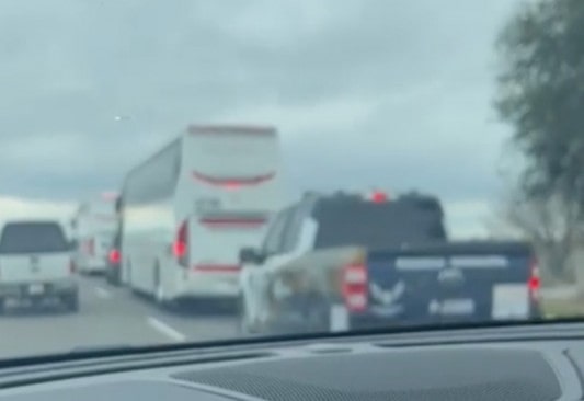 Automovilistas que transitan por la carretera han captado imágenes.