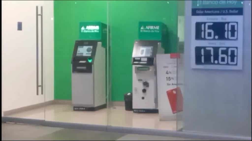 El cajero automático localizado frente a la plaza principal terminó con serios daños.