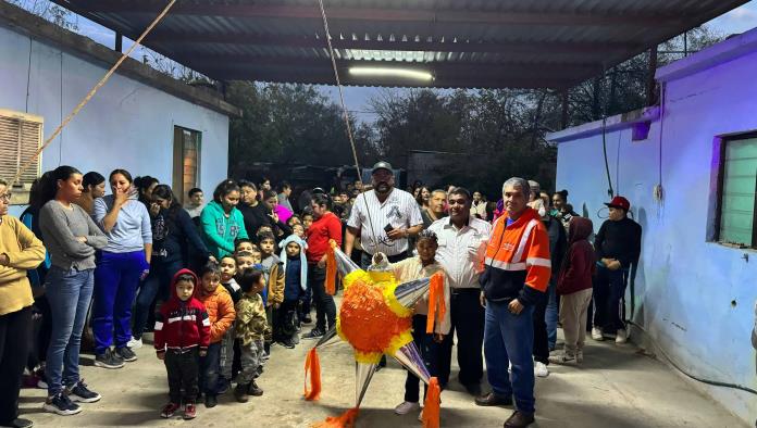 Disfrutan niños de Frontera la navidad