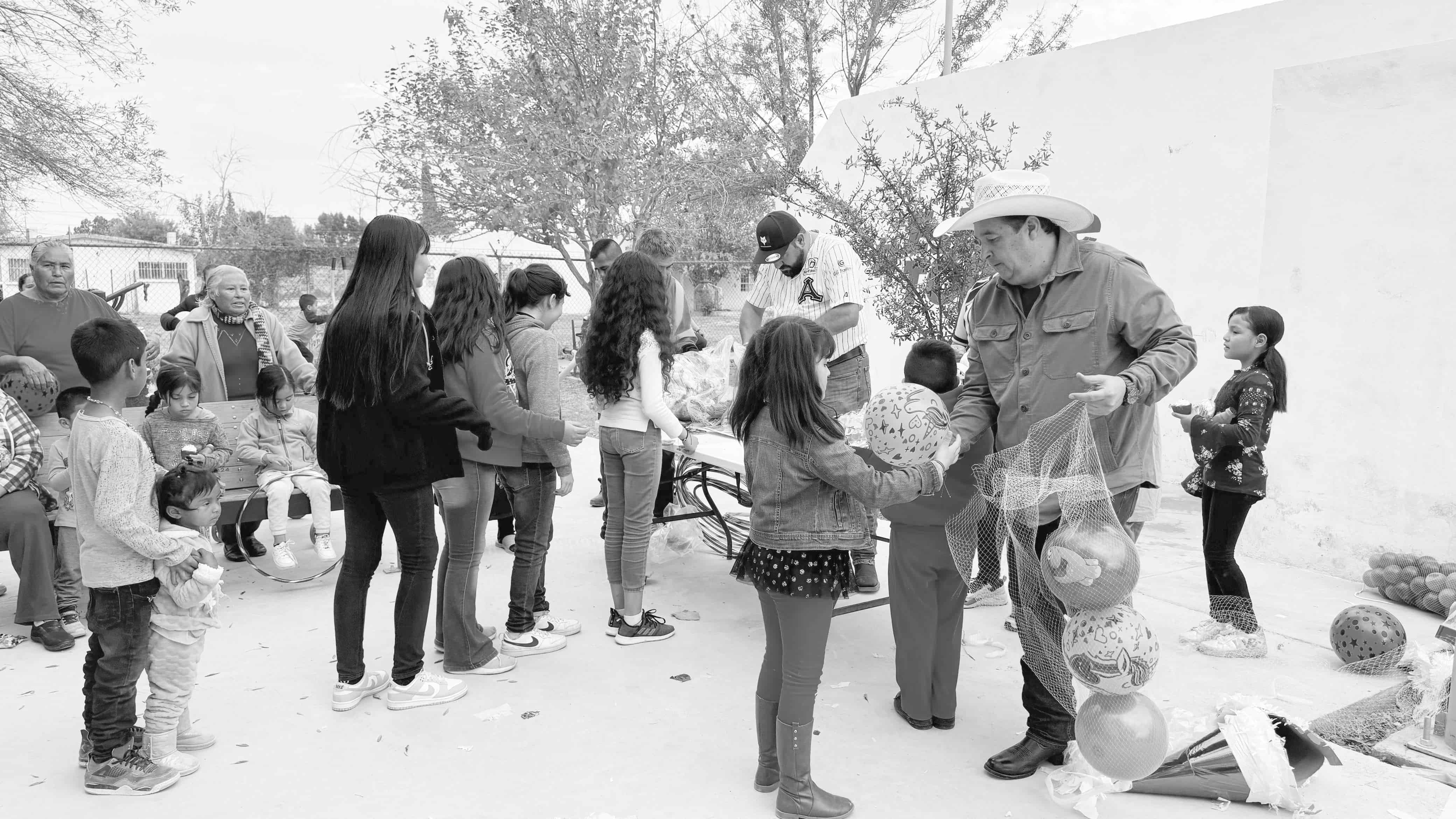 Disfrutan niños de Frontera la navidad