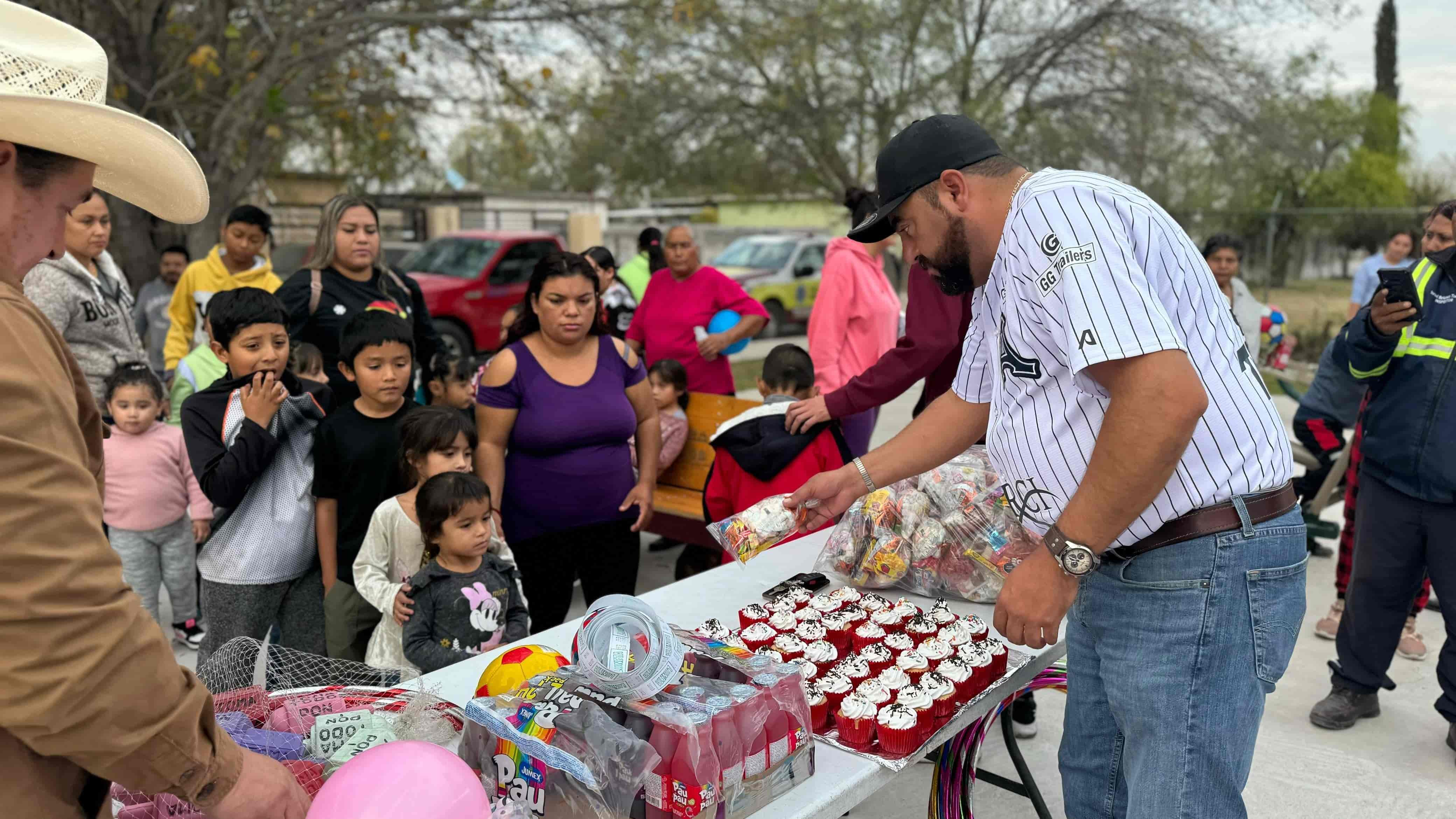 Disfrutan niños de Frontera la navidad