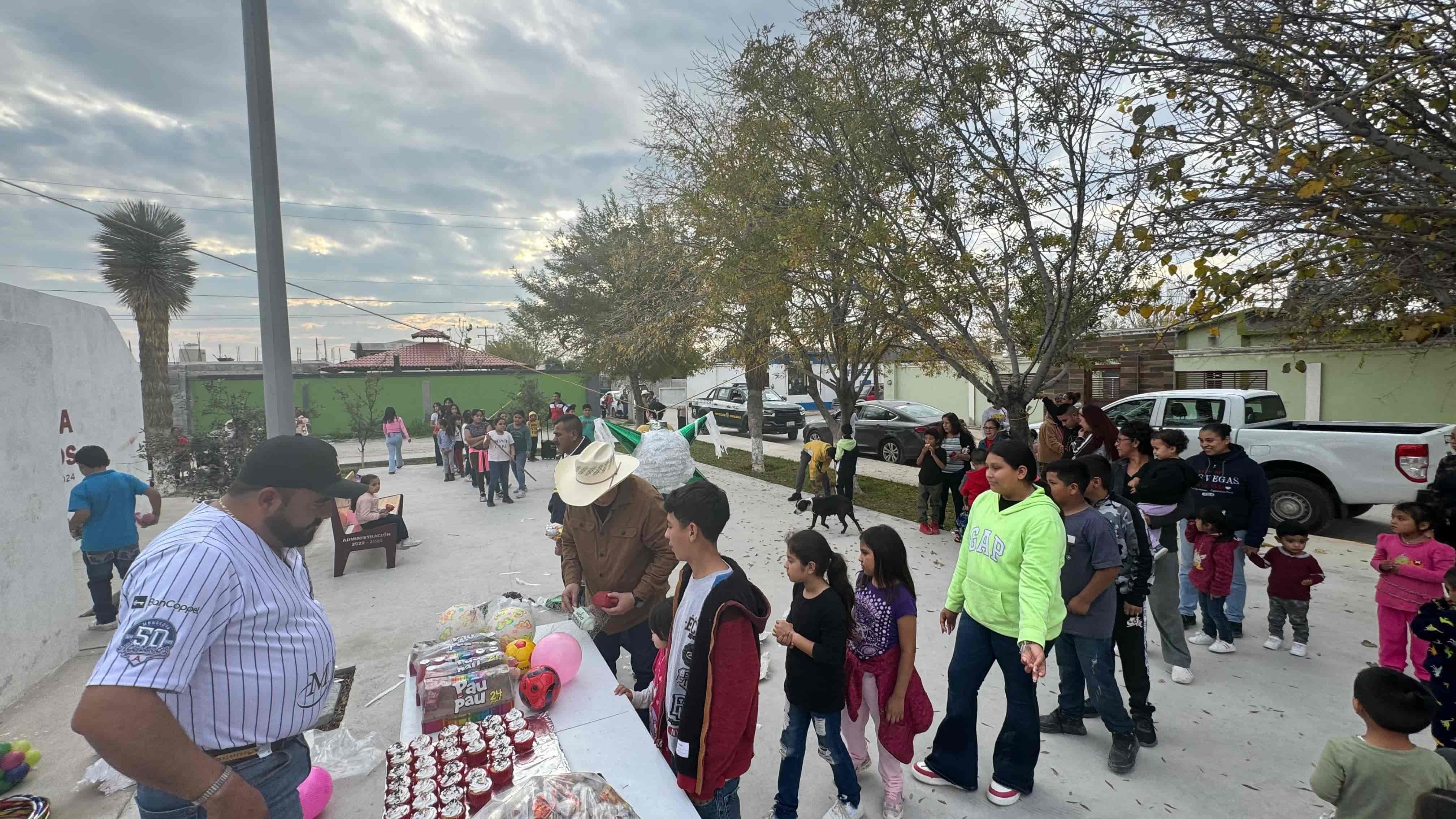 Disfrutan niños de Frontera la navidad