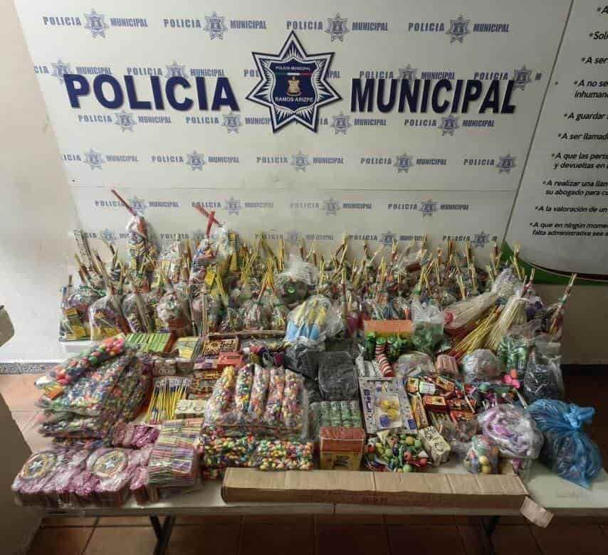 Elementos de la Policía Preventiva Municipal de Ramos Arizpe aseguraron a tres personas por la venta clandestina de pirotecnia.