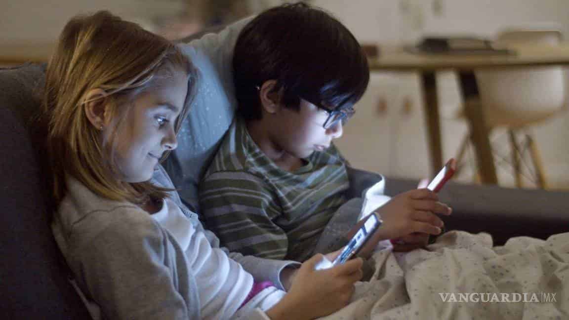 Advierten riesgos por celulares en menores