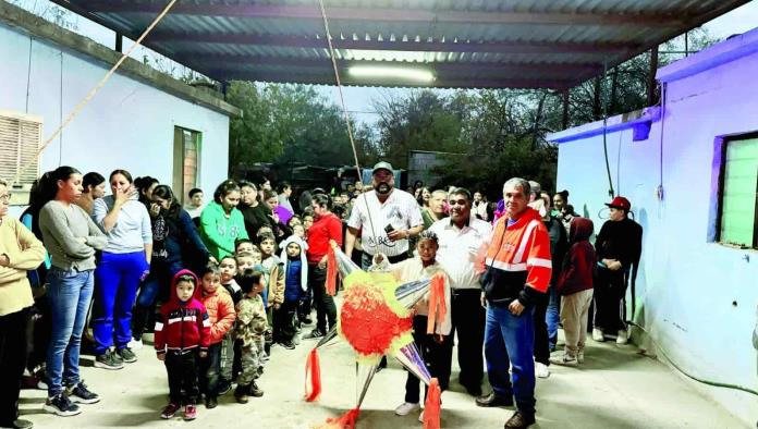 Disfrutan niños de Frontera la navidad