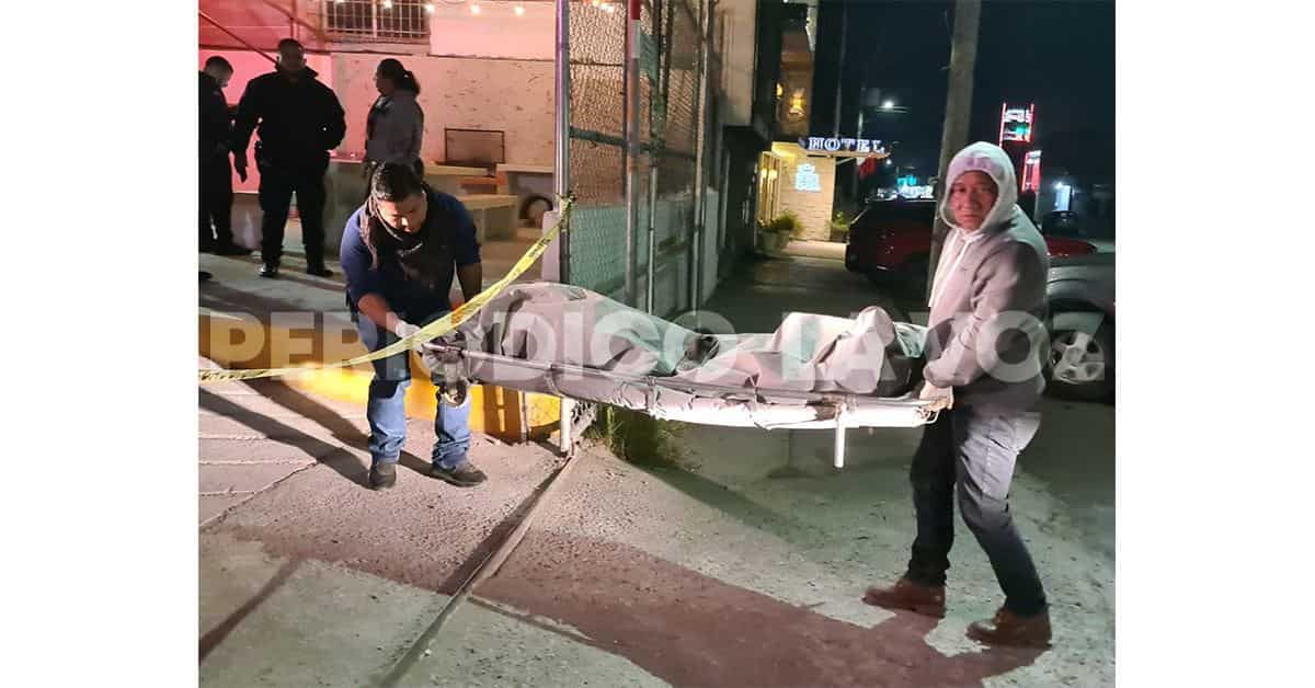 Muere de cirrosis en estacionamiento de hotel