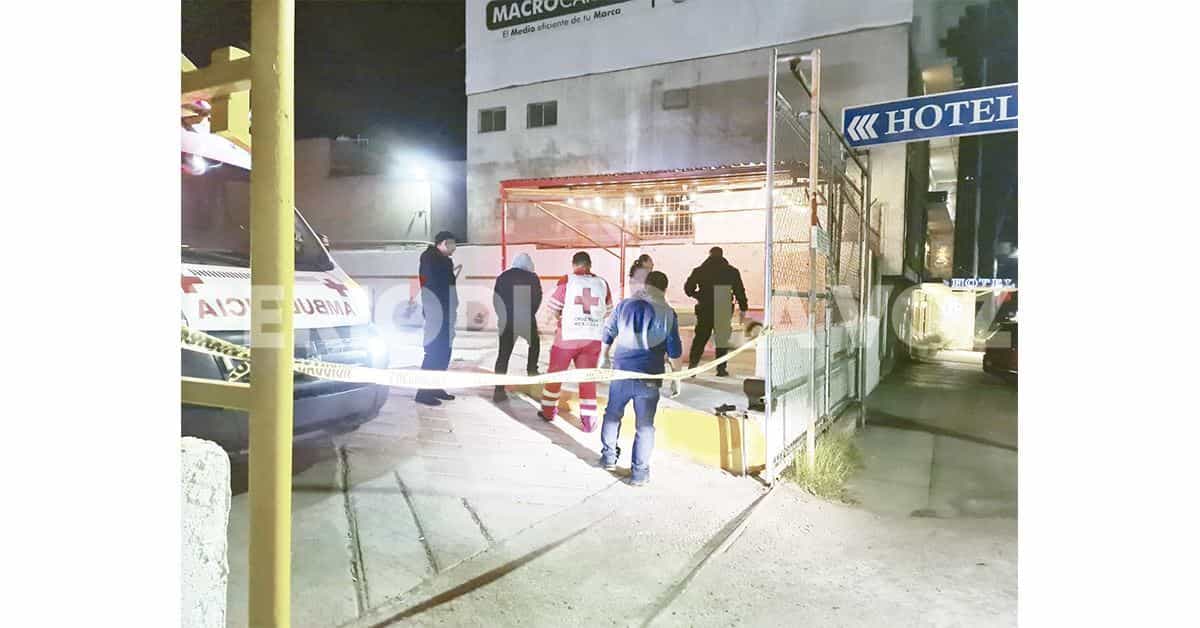 Muere de cirrosis en estacionamiento de hotel