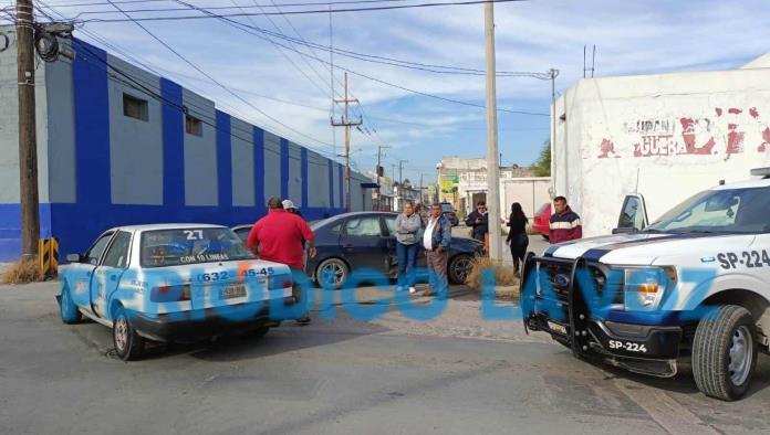 Se pasa alto y choca contra taxi; Lesiona a pasajera