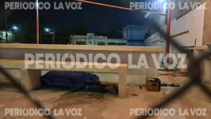 Muere de cirrosis en estacionamiento de hotel