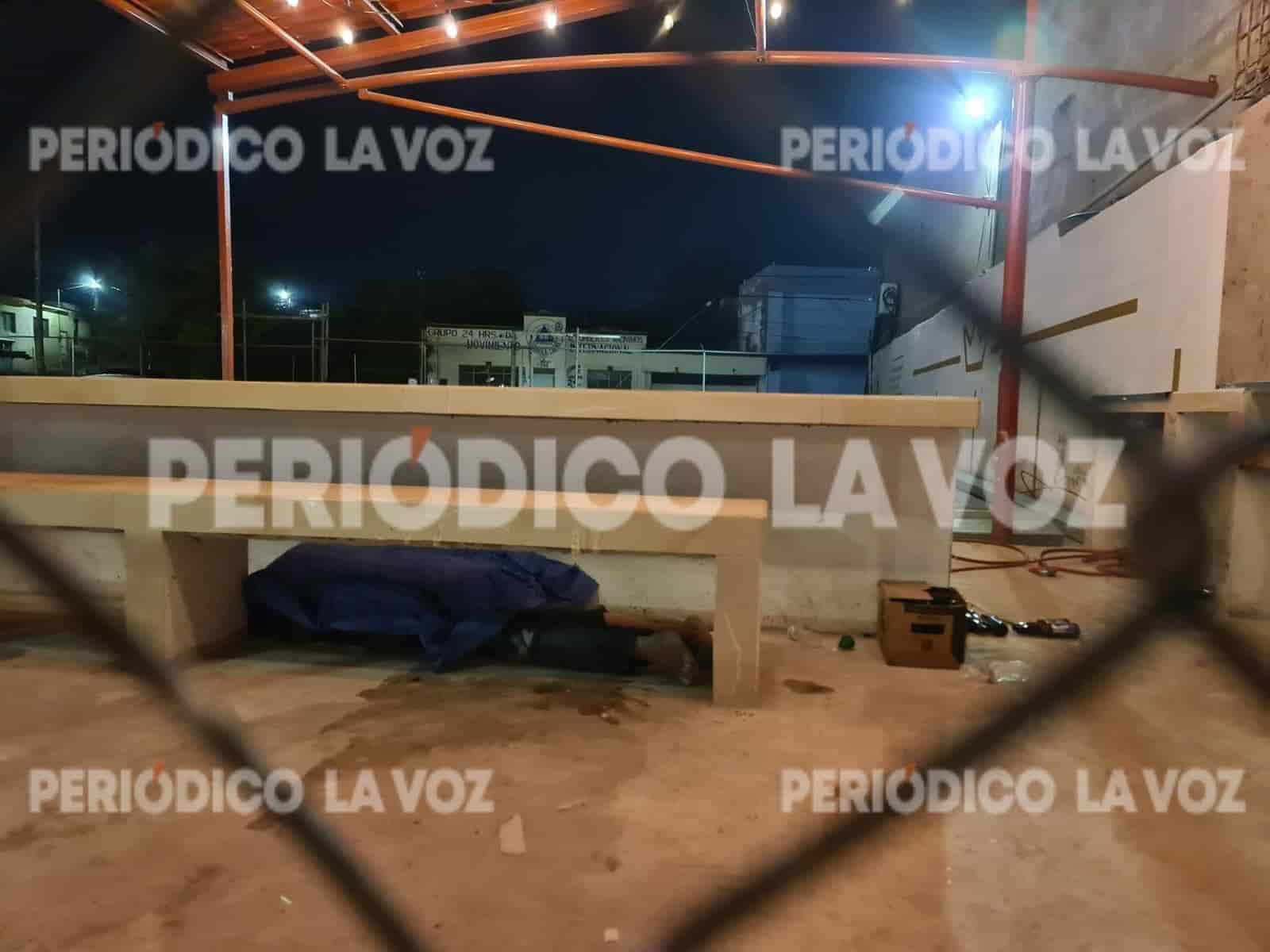 Muere de cirrosis en estacionamiento de hotel