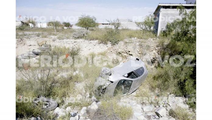 Derrapa menor en auto y se va al arroyo