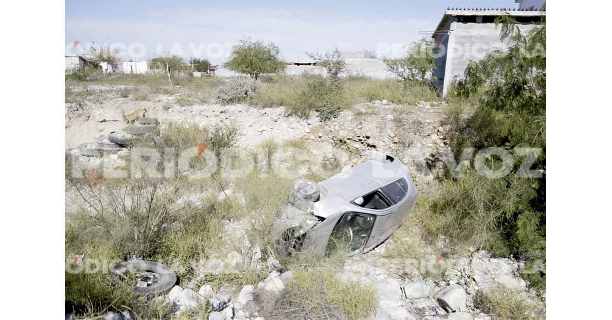 Derrapa menor en auto y se va al arroyo