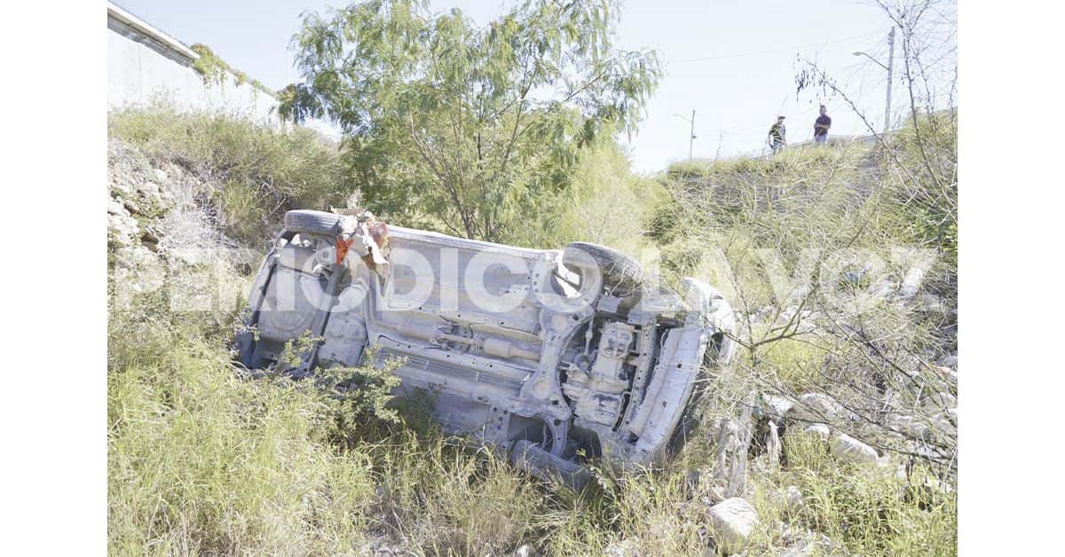 Derrapa menor en auto y se va al arroyo