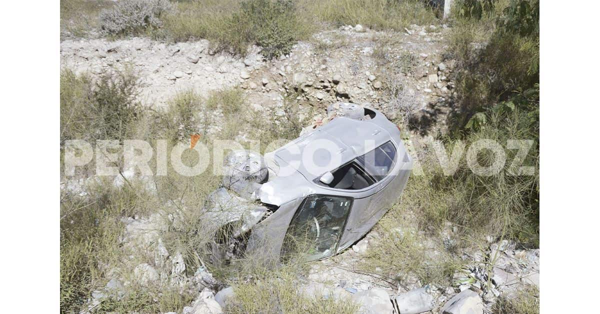 Derrapa menor en auto y se va al arroyo