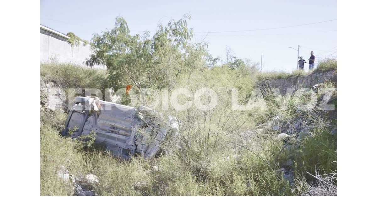 Derrapa menor en auto y se va al arroyo