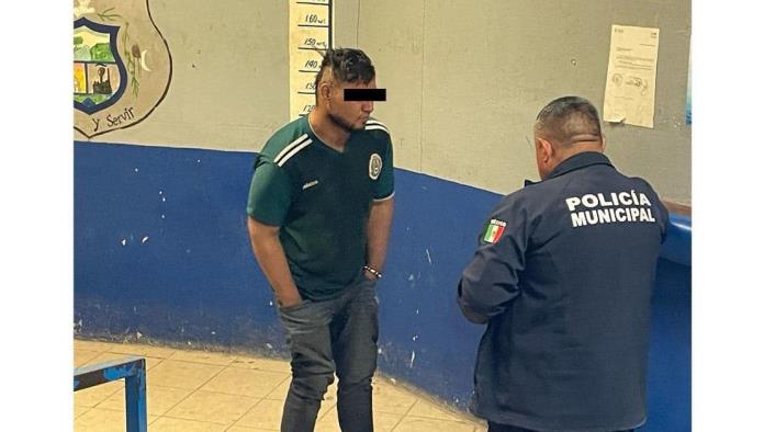 Aterroriza a sus vecinos con cuchillo de carnicero