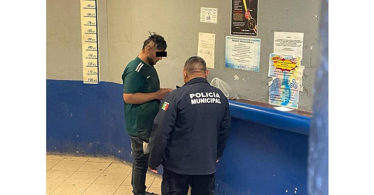 Aterroriza a sus vecinos con cuchillo de carnicero