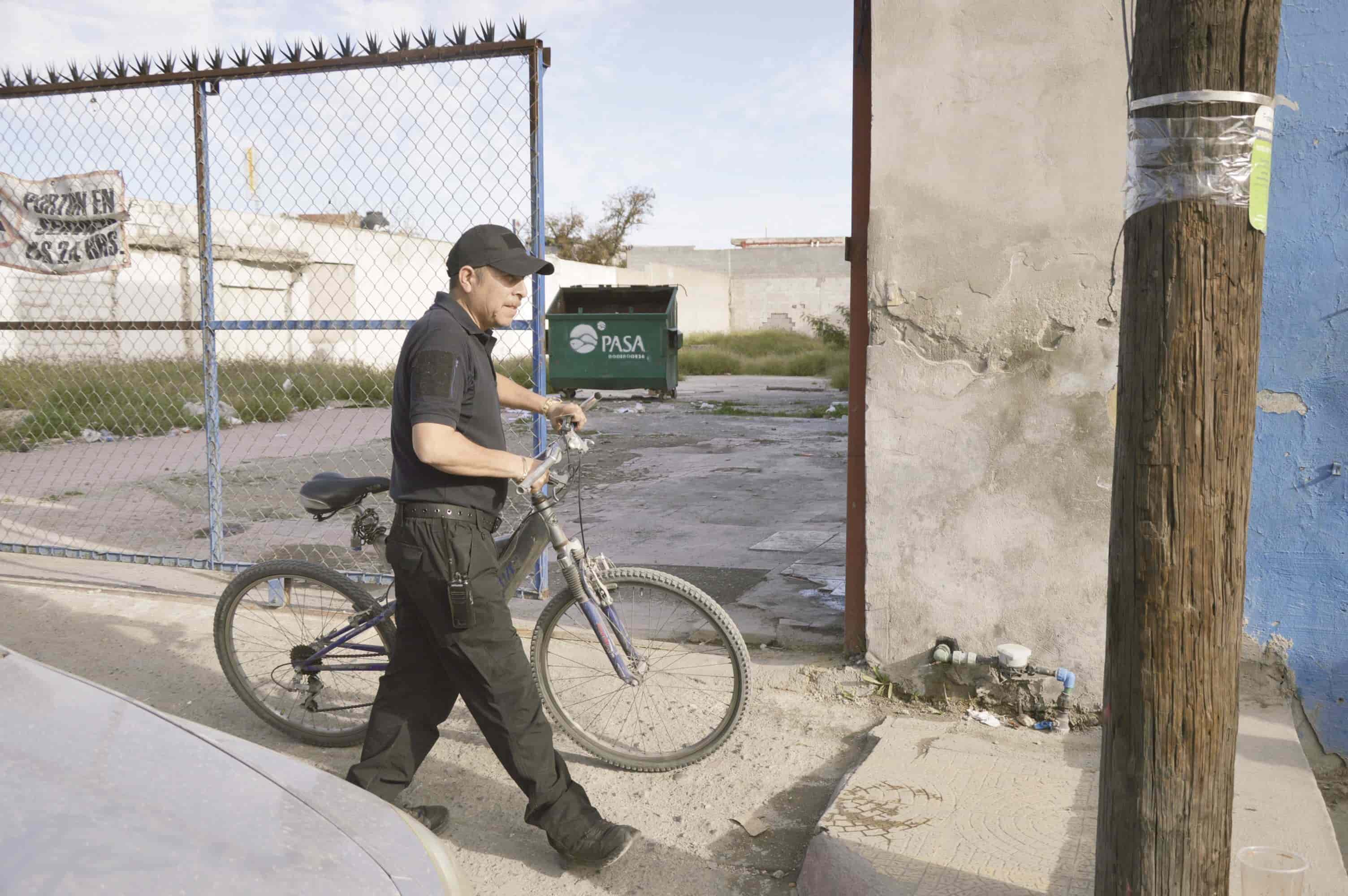 Derriba a ciclista por culpa del sol